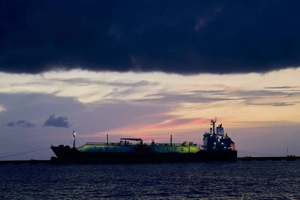 Een Lang Schip Rustige Zee Tijdens Een Prachtige Zonsondergang Mexico — Stockfoto