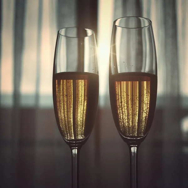 Vacker Bild Två Glas Koppar Champagne Med Suddigt Fönster Och — Stockfoto