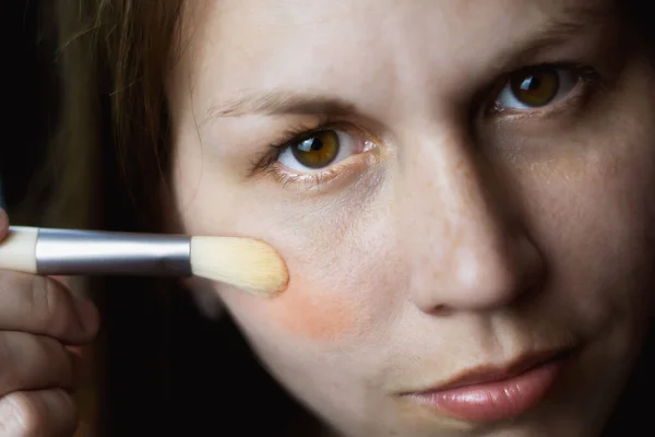 Primer Plano Hermosa Sensual Mujer Poniéndose Maquillaje Espejo —  Fotos de Stock