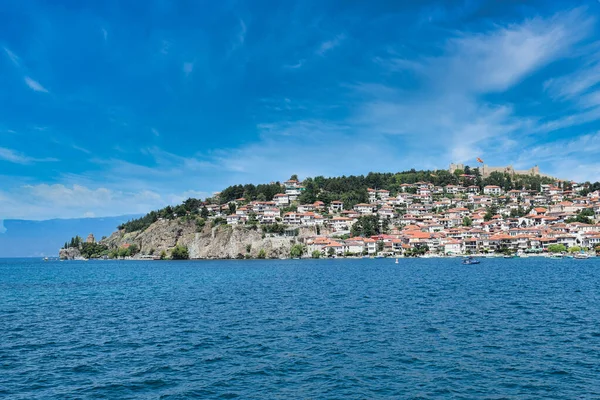 Lago Ohrid Con Hermoso Cielo Nublado Sobre Los Edificios Acantilado — Foto de Stock