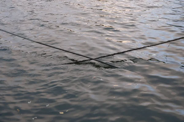 Duas Cordas Sobrepostas Água Com Ondas Cintilantes Fundo — Fotografia de Stock