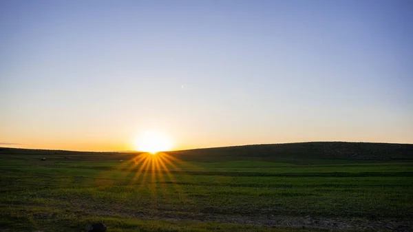 Venkovská Krajina Velkou Zelenou Loukou Při Západu Slunce — Stock fotografie