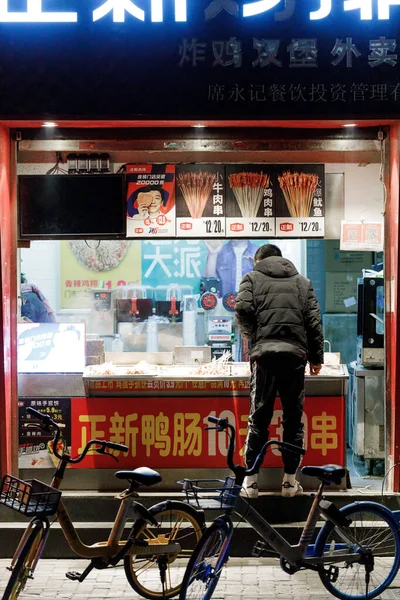 Retrato Uma Pessoa Comprando Uma Barraca Comida Xangai China — Fotografia de Stock