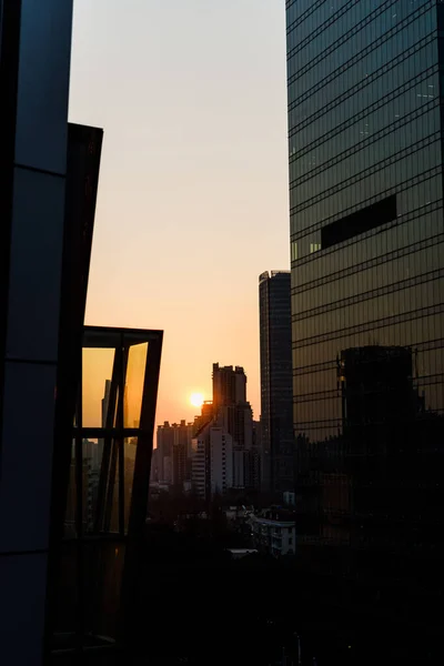 Een Prachtig Uitzicht Moderne Hoogbouw Met Reflecterende Ramen Bij Zonsondergang — Stockfoto