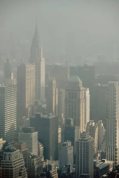 在雾蒙蒙的一天 美国纽约曼哈顿摩天大楼的航拍 — 图库照片
