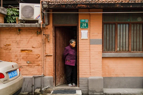 Žena Stojící Před Dveřmi Dívá Ulici — Stock fotografie