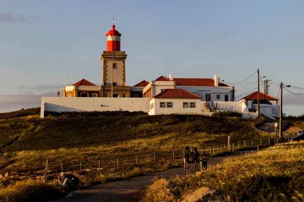 Cabo da Roca 'da büyük bir deniz fenerinin güzel bir fotoğrafı.