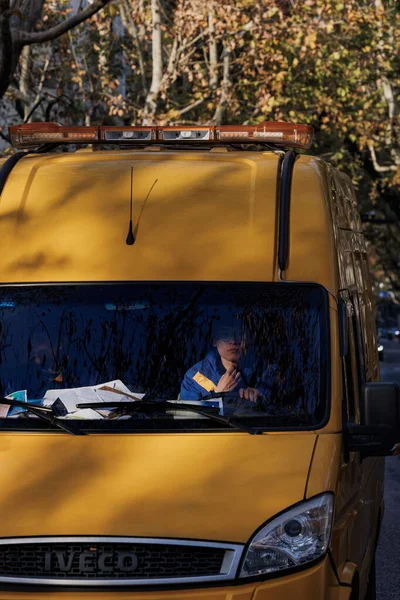 Disparo Vertical Joven Guapo Conduciendo Una Furgoneta Amarilla Shanghai China —  Fotos de Stock