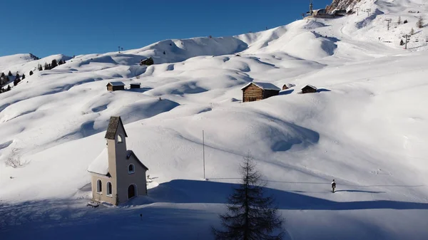 晴れた日の冬の雪に覆われた町の冷たい景色 — ストック写真