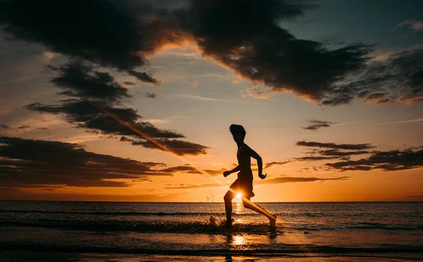 Une Silhouette Une Personne Courant Sur Rivage Coucher Soleil — Photo