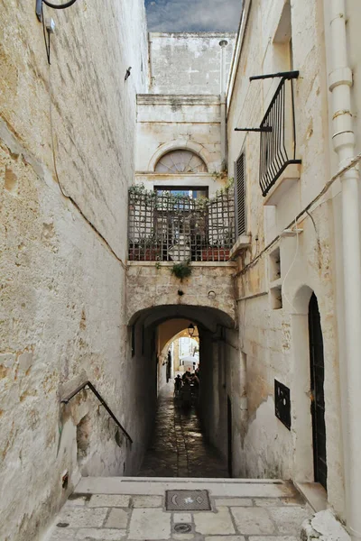 Uma Rua Estreita Polignano Mare Uma Vila Medieval Região Puglia — Fotografia de Stock