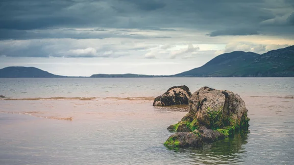Henkeäsalpaavat Näkymät Kivimuodostumiin Lähellä Rantaa Malinbeg Donegal Irlanti — kuvapankkivalokuva