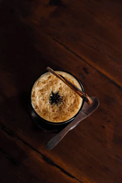 Pionowy Strzał Cynamonowego Moktajlu Kawy Zwężonym Drewnianym Stole — Zdjęcie stockowe