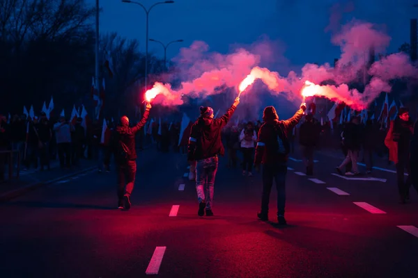 Itsenäisyyspäivän Marssi Varsovassa Puolassa Miehet Kävelevät Soihduilla — kuvapankkivalokuva