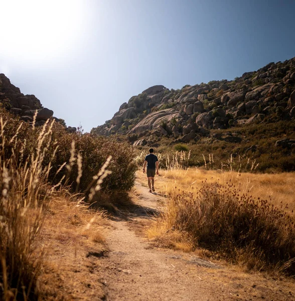 Вид Сзади Молодых Мужчин Прогуливающихся Тропе Ведущей Скальным Горам Педрисе — стоковое фото