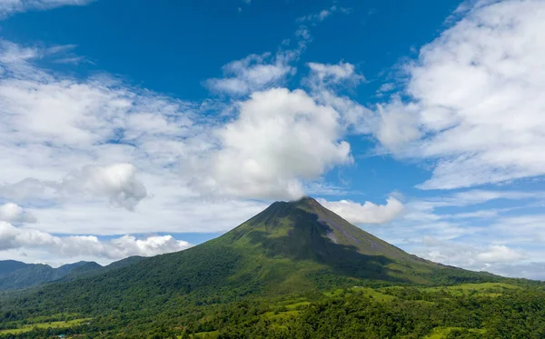 Ein Faszinierender Blick Auf Den Vulkangrünen Berg Unter Wolkenverhangenem Himmel — Stockfoto
