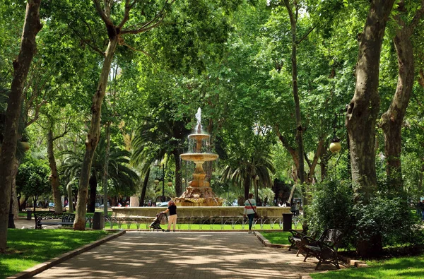 Fontana Mezzo Giardini Merced Oasi Verde Rinfrescante Nel Centro Storico — Foto Stock