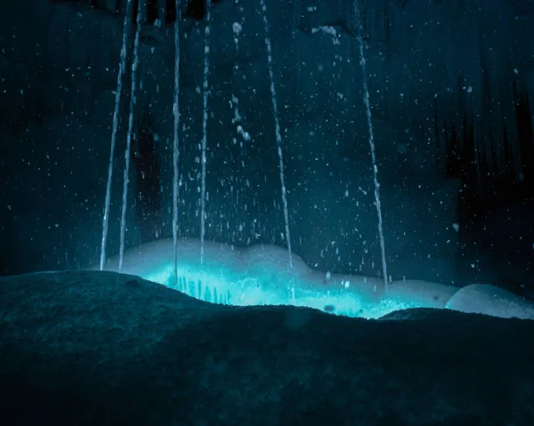 溶融氷河の下の洞窟の中の青い氷 — ストック写真