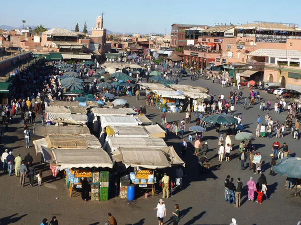 Jemaa Fna Meydanı 1001 Gecelik Atmosferi Sunan Ünlü Heyecan Verici — Stok fotoğraf