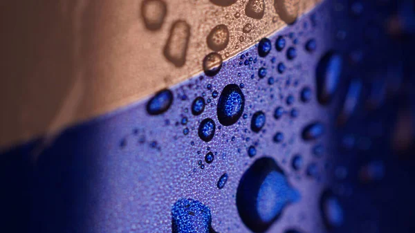 蓝色和棕色金属表面的水滴特写镜头 — 图库照片