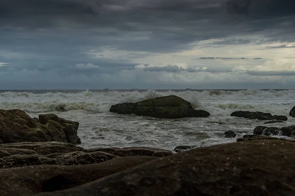 Захватывающий Вид Море Белой Пеной Против Облачного Неба Умланге Южная — стоковое фото