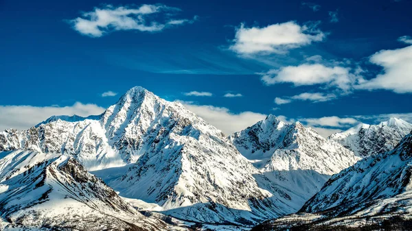 Karlı Dağların Güzel Manzarası Parlak Gökyüzünün Altında Bulutlarla — Stok fotoğraf