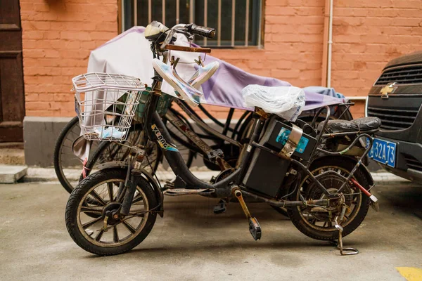 Uitzicht Fietsen Geparkeerd Een Straat Shanghai Een Zonnige Dag — Stockfoto