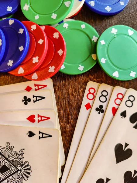 Uma Vista Superior Das Fichas Poker Cartas Oitos Mesa Madeira — Fotografia de Stock