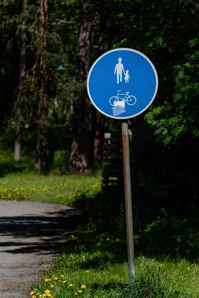 Tiro Vertical Pedestre Azul Sinal Tráfego Ciclista Por Caminho — Fotografia de Stock