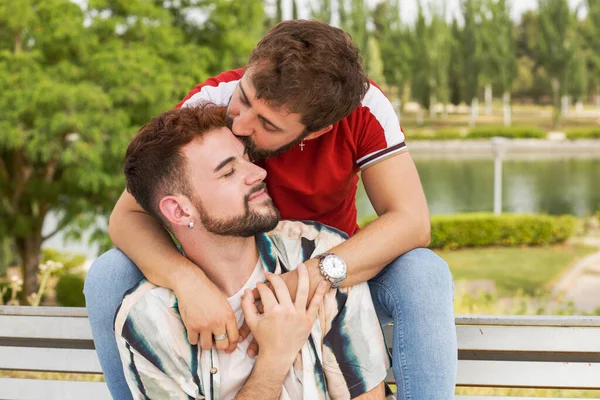 Una Joven Pareja Gay Abrazándose Besándose Banco Parque — Foto de Stock