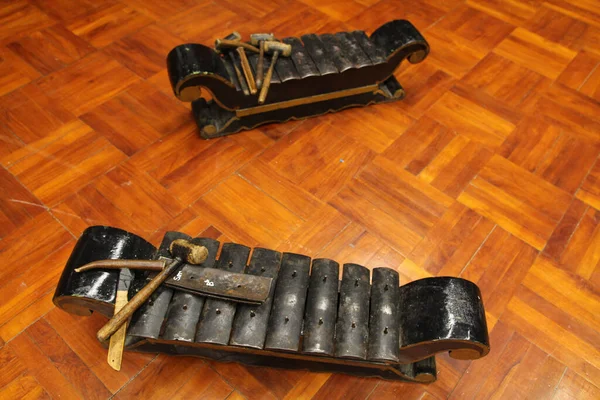 インドネシアのガムラン カイエン カンジョン伝統楽器の高角度撮影 — ストック写真