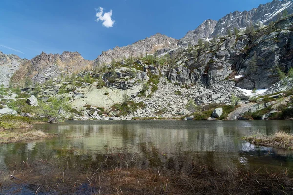 Etrafında Kayalar Olan Sığ Bir Dağ Gölü — Stok fotoğraf