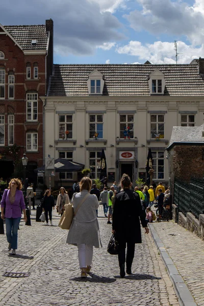 在荷兰马斯特里赫特的街道上行走的一些人的纵向照片 — 图库照片