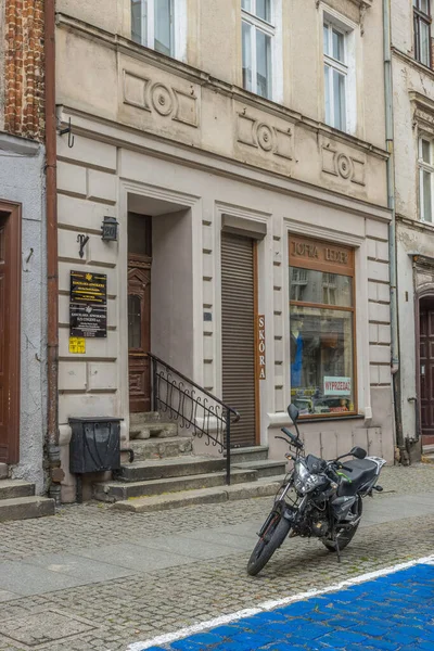 Colpo Verticale Una Moto Nera Fronte Edificio Tradizionale Torun Polonia — Foto Stock