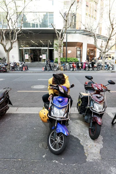 Vertikal Bild Parkerade Motorcyklar Vardera Sidan Gata Shanghai — Stockfoto