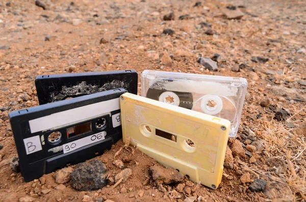 Antike Retro Musikkassette Auf Dem Sand Der Wüste — Stockfoto