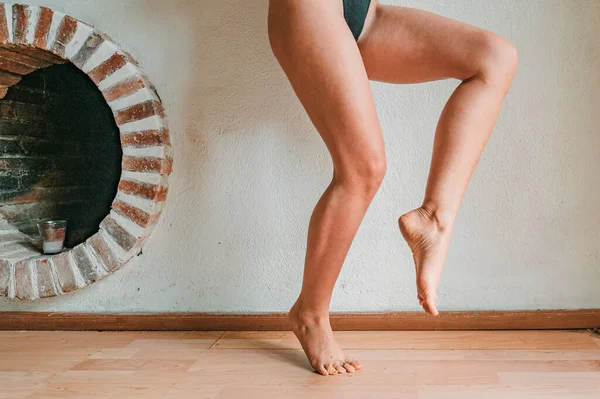 Uma Mulher Descalça Uma Pose Dança Usando Biquíni Quarto — Fotografia de Stock