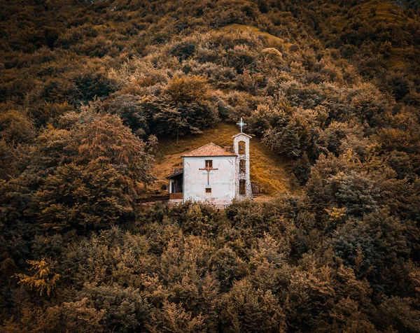 在白云石 一座教堂矗立在秋天的五彩山顶上 四周环绕着一片森林 鸟瞰全景 — 图库照片
