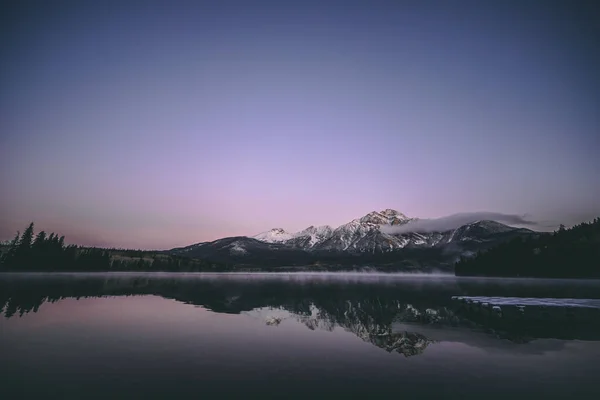 Una Vista Fascinante Del Lago Louise Atardecer Rodeado Montañas Nevadas — Foto de Stock