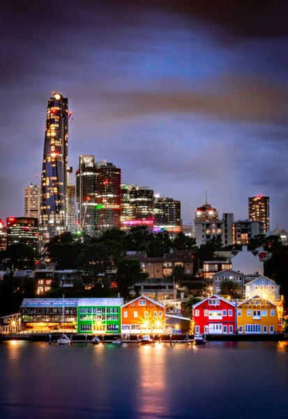 澳大利亚悉尼市中心五彩斑斓的天空下的垂直镜头 — 图库照片