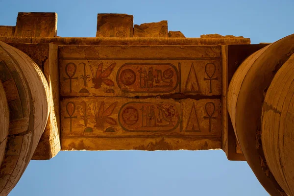Nízký Úhel Záběru Hieroglyfů Starou Bránu Egyptském Chrámu — Stock fotografie