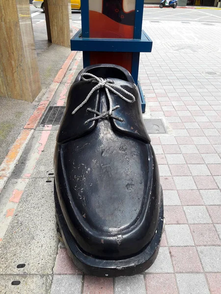 Arte Instalação Sapato Couro Preto Gigante Rua Taipei Taiwan — Fotografia de Stock
