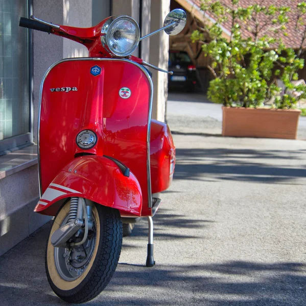 Immagine Mostra Colpo Frontale Uno Scooter Vespa Rosso Con Parete — Foto Stock