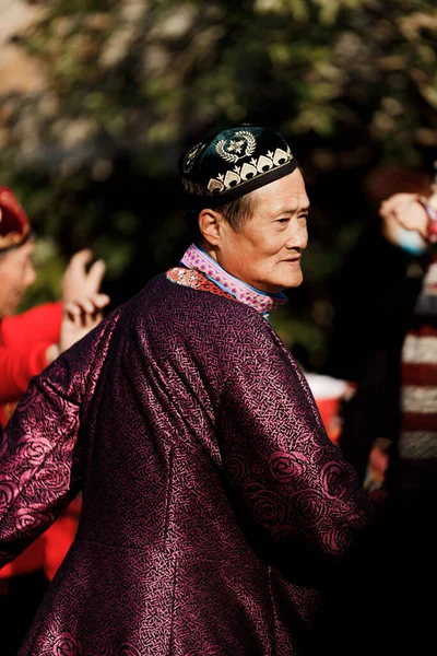 Μια Κάθετη Φωτογραφία Ενός Κινέζου Εθνική Ενδυμασία Χορεύει Στους Δρόμους — Φωτογραφία Αρχείου