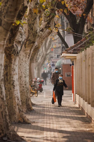 Tiro Vertical Pessoas Andando Uma Das Ruas Xangai China — Fotografia de Stock