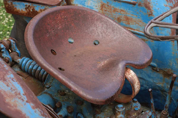 Viejo Asiento Tractor Oxidado Abandonado —  Fotos de Stock