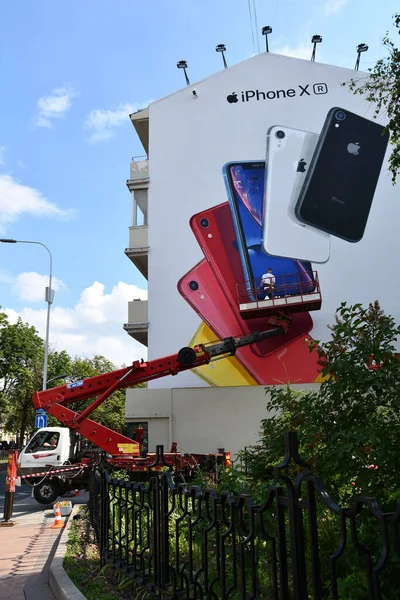 Homem Uma Plataforma Aérea Pintando Publicidade Para Iphone Fachada Edifício — Fotografia de Stock