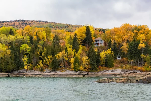 Casa Escondida Bosque Lago Canadá Otoño Hermosos Colores Los Árboles — Foto de Stock