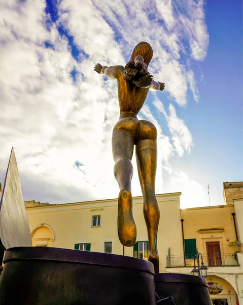 シュールレアリストサルバドール ダリ彫刻 クアイ ポート Vieux Port Matera Italy — ストック写真