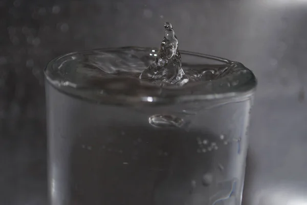 Närbild Bild Bild Ett Glas Vatten Suddig Bakgrund — Stockfoto